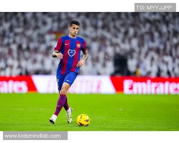 足球明星坎塞洛的独特挂件设计展现个性与风格的完美结合