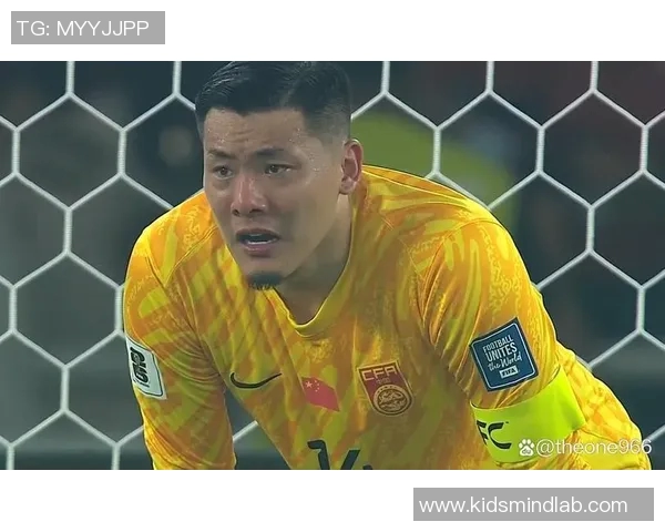 足球明星在比赛中意外受伤牙齿被踢掉引发媒体热议与球迷关注